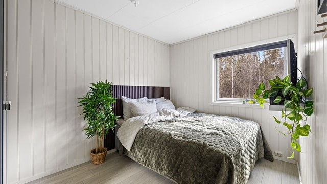 Dette soverommet er lyst og vender ut mot rolige, grønne omgivelser.