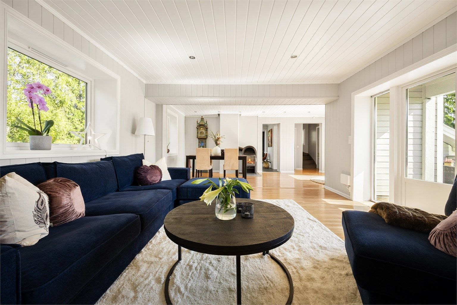 Stue med sofaområde og spisestue med god plass til en spisegruppe.