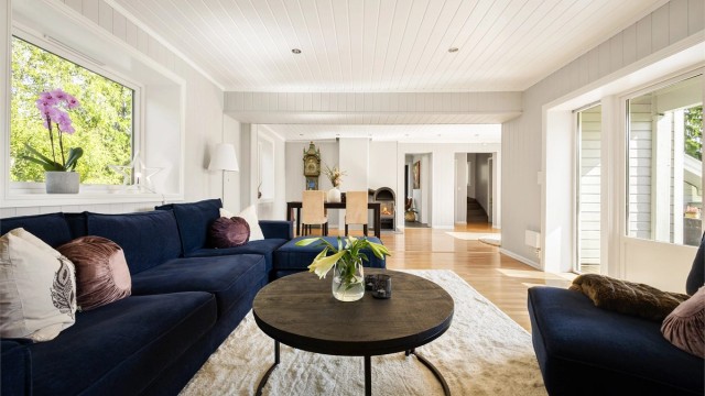 Stue med sofaområde og spisestue med god plass til en spisegruppe.