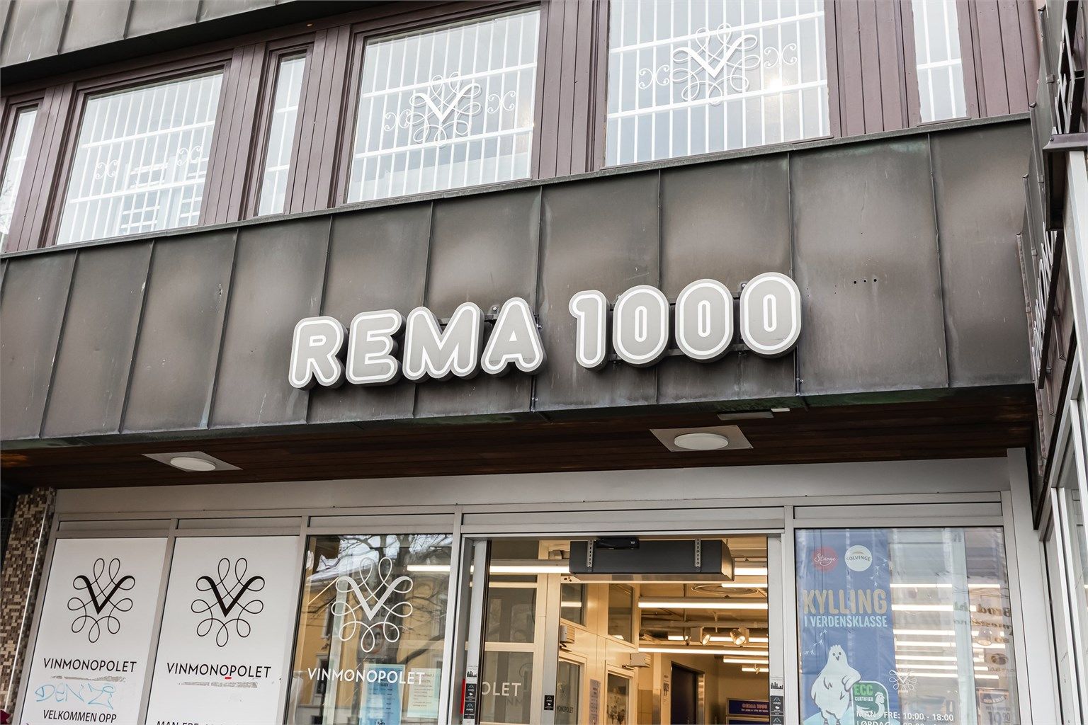 Rema1000 og Vinmonopol i gåavstand fra leiligheten. 