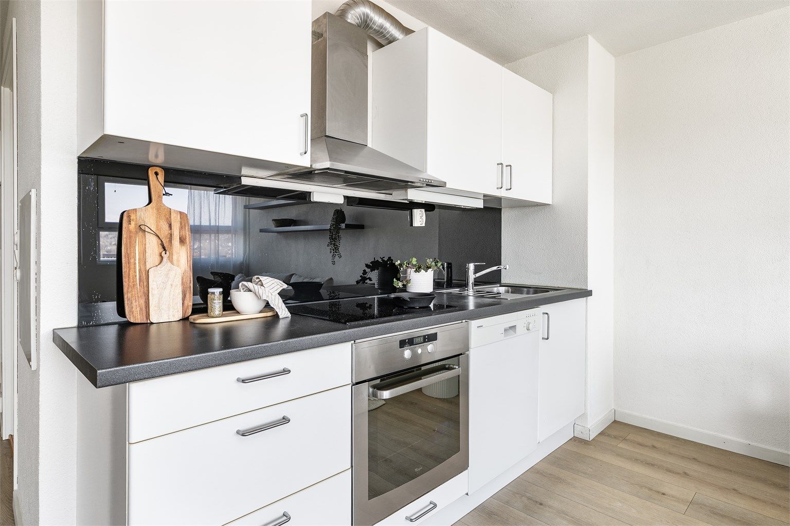 Kjøkkeninnredningen er fra byggeåret og velholdt. Oppvaskmaskin medfølger i tillegg til platetopp og stekeovn.