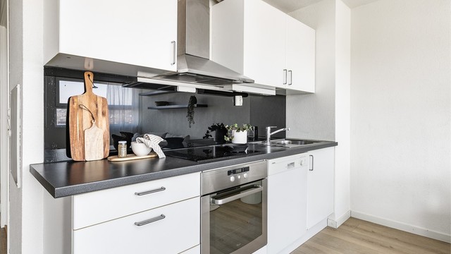 Kjøkkeninnredningen er fra byggeåret og velholdt. Oppvaskmaskin medfølger i tillegg til platetopp og stekeovn.