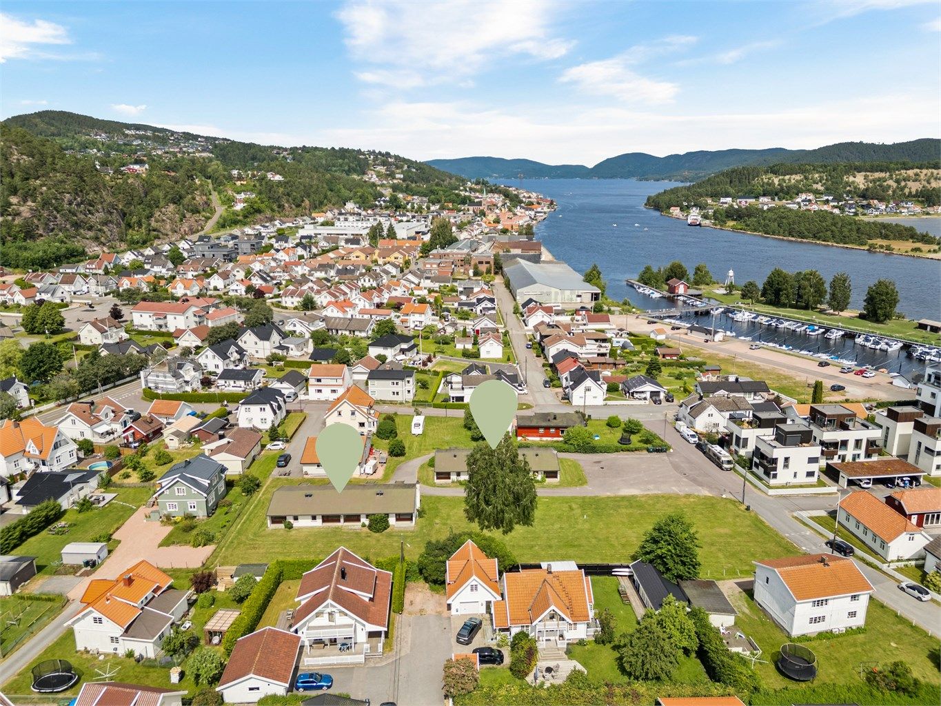 Beliggenheten er sentral med kort gangavstand til Svelvik sentrum, skoler og buss.
