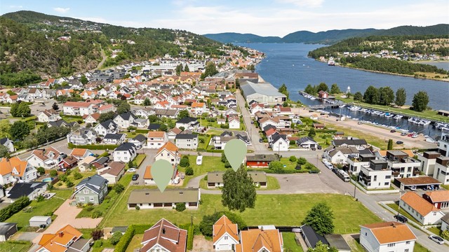 Beliggenheten er sentral med kort gangavstand til Svelvik sentrum, skoler og buss.