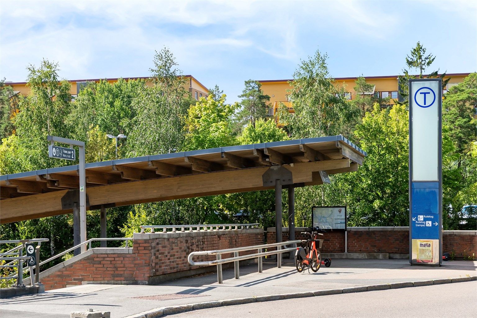 Mortensrud T-banestasjon ligger ca. 10 minutters gange unna og betjenes av linje 3, med gode forbindelser mot Oslo sentrum.