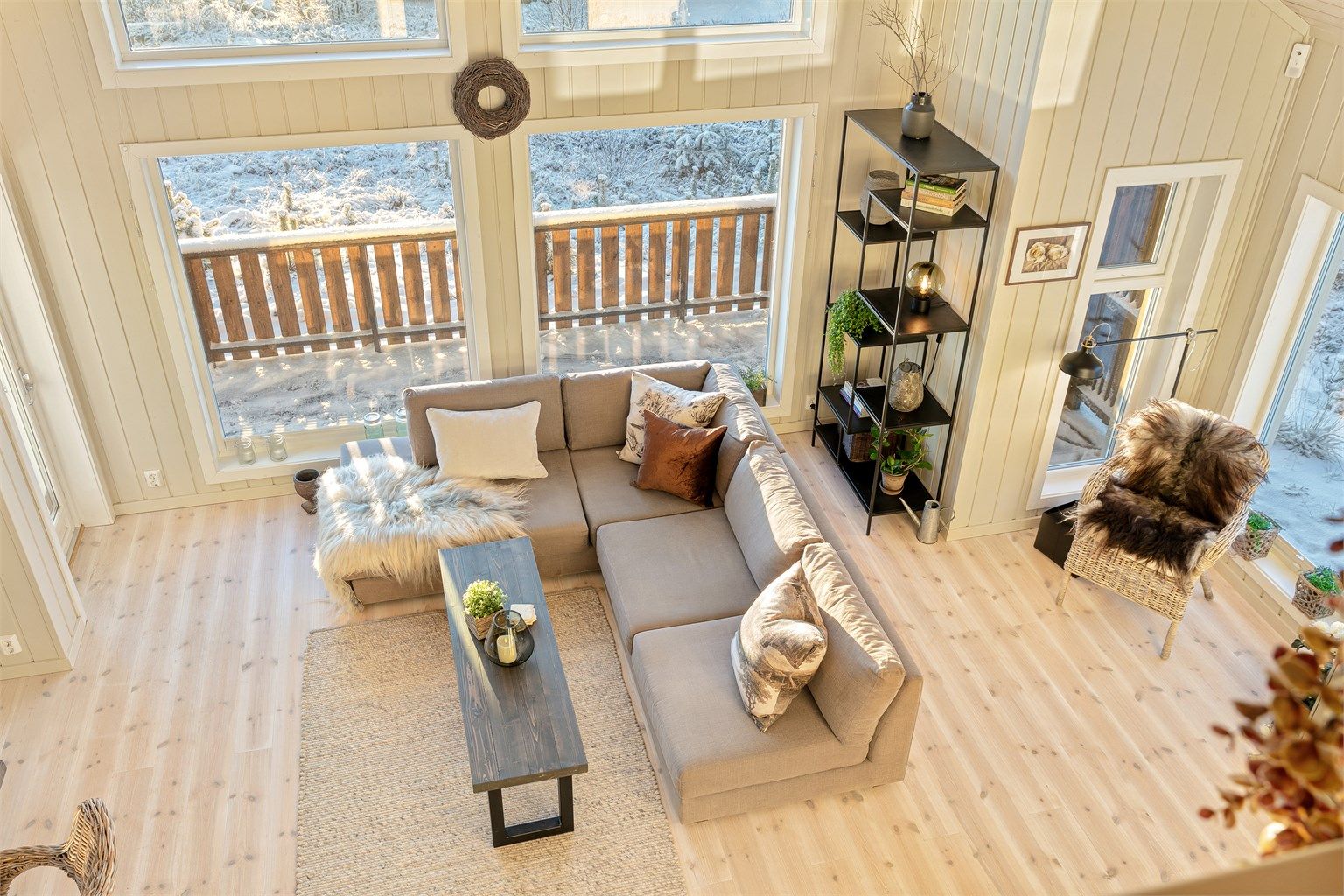 Rommet får lys fra store vinduer, og har utgang til terrassen der det om sommeren er deilig å trekke ut for både avslapning og middager i varmen. 