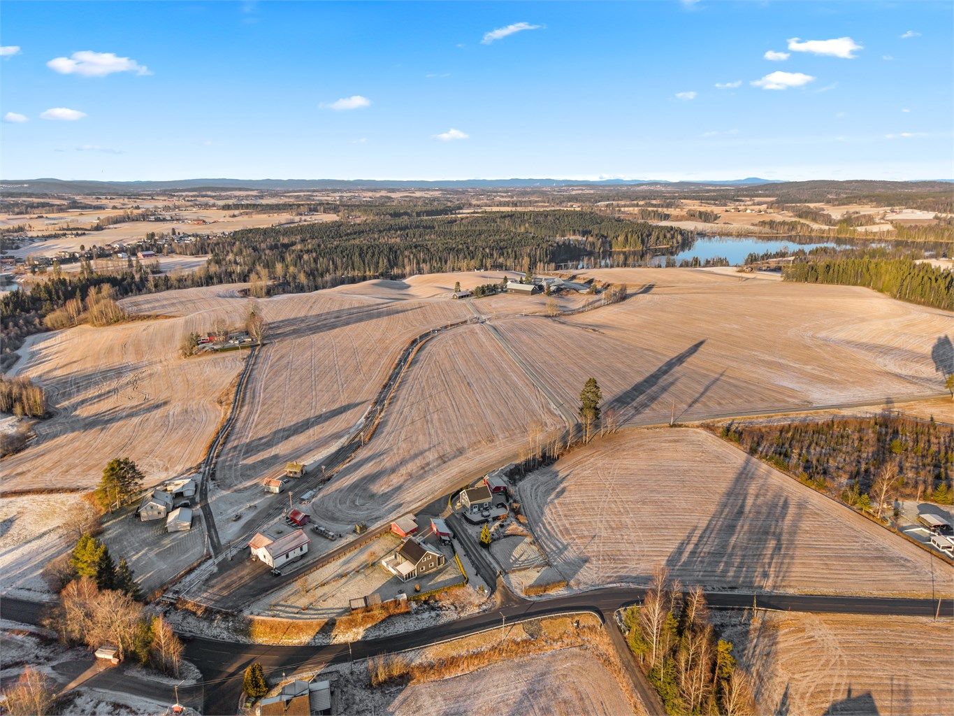 Fra eiendommen er det kun 4 minutter til Sørumsand sentrum hvor du har både togstasjon, butikker og vinmonopol.