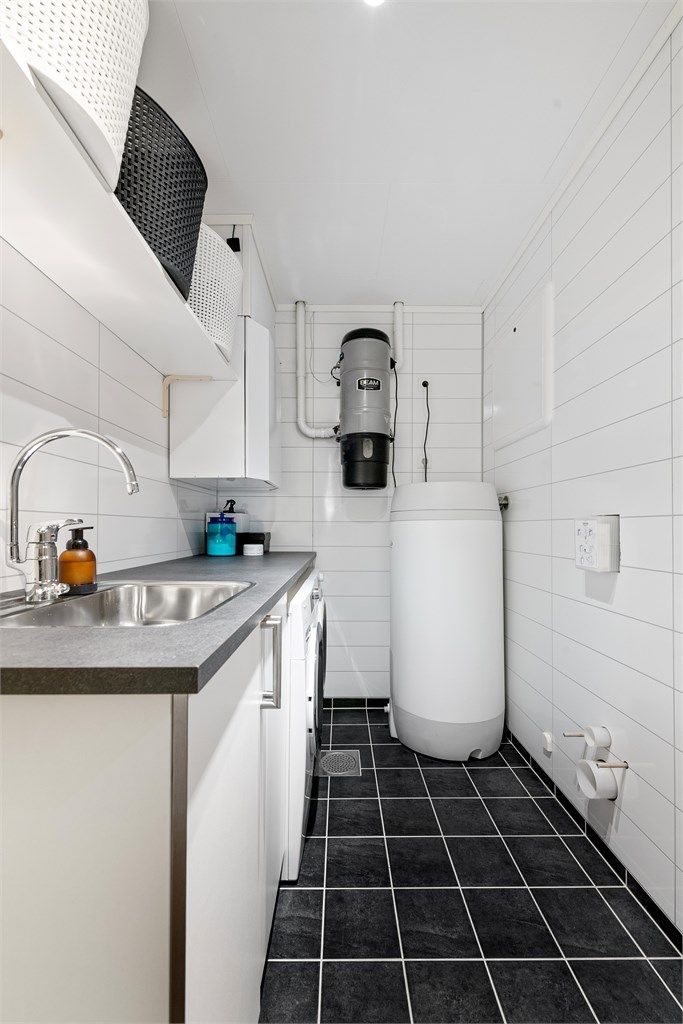 Her er også sentralstøvsuger, varmtvannsbereder og fordelerskap for vann plassert.