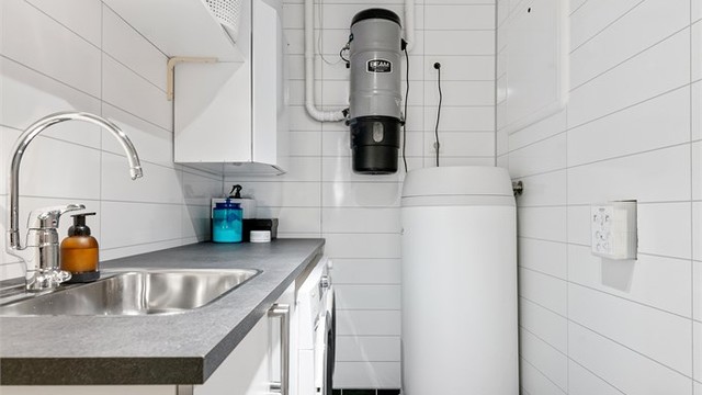 Her er også sentralstøvsuger, varmtvannsbereder og fordelerskap for vann plassert.