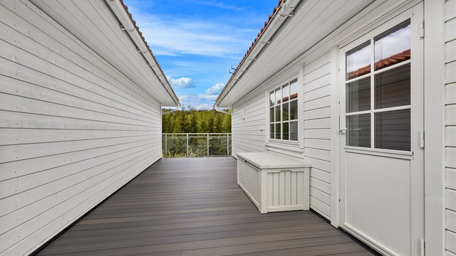 Fra loftstuen er det utgang til en ytterligere terrasse på 27 kvm.
