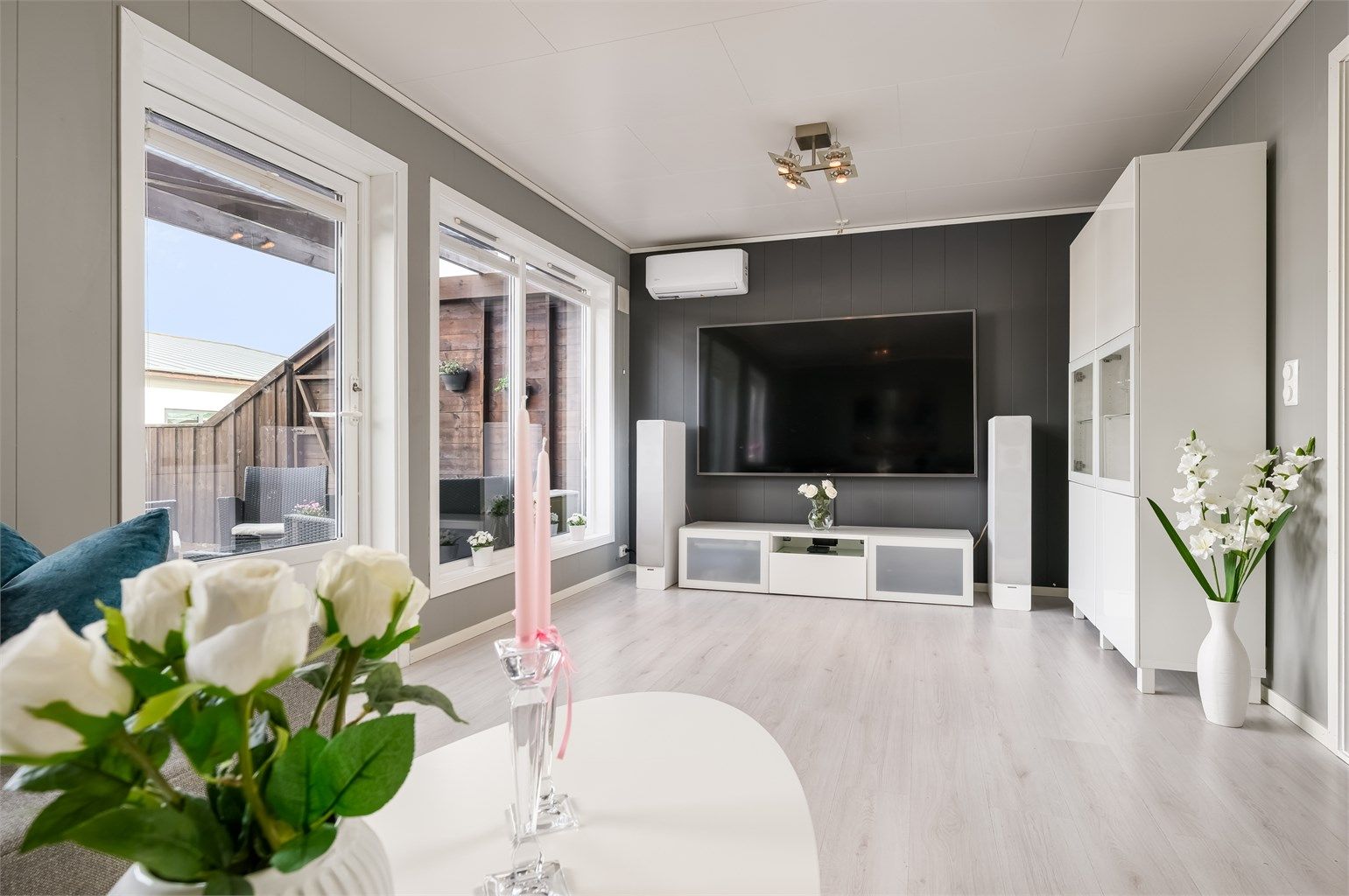 De store vindusflatene og terrassedøren gir rikelig med naturlig lys.  (Foto: Trusl Schaal)