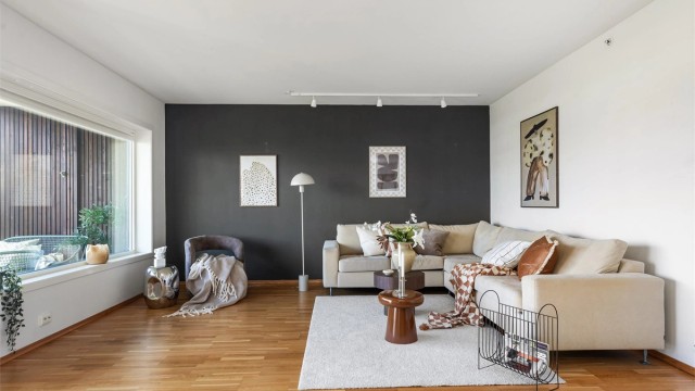 Stuen er lettmøblert med god plass til sittegrupper.