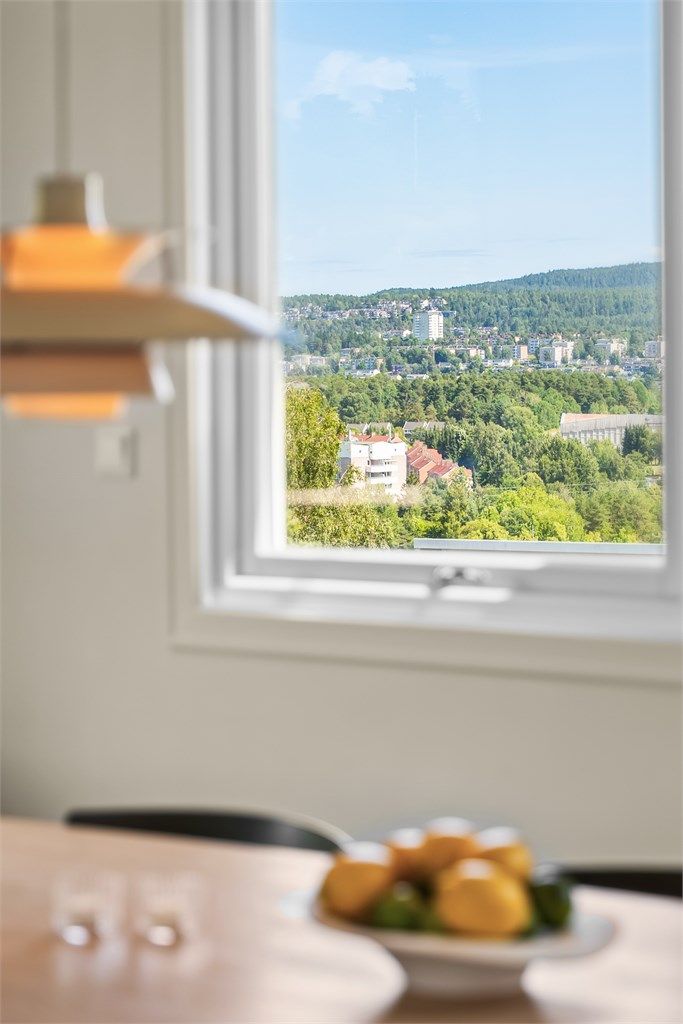 Rikelig med vindusflater gir rommet mye naturlig lys og fremhever den flotte utsikten