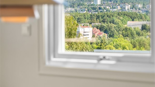 Rikelig med vindusflater gir rommet mye naturlig lys og fremhever den flotte utsikten
