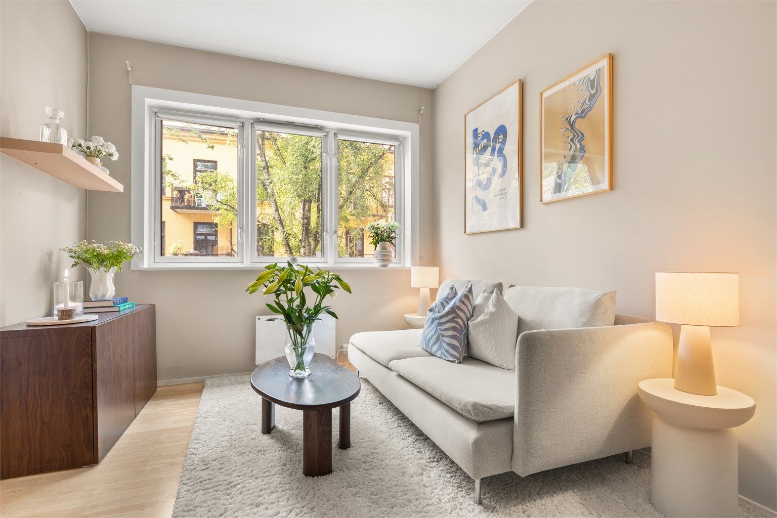 Et sosialt oppholdsrom med åpen stue og kjøkken løsning. 