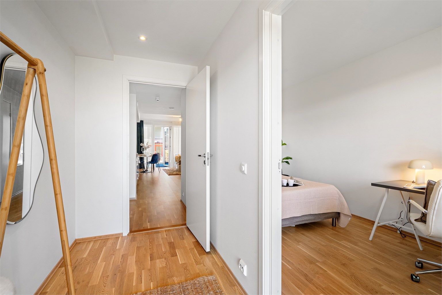 Åpen entré hvor det er god plass til å henge av yttertøy. Her er det plass til garderobeskap om man skulle ønske. Soverom ligger ved entré. 