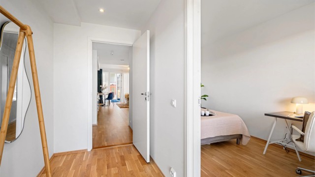 Åpen entré hvor det er god plass til å henge av yttertøy. Her er det plass til garderobeskap om man skulle ønske. Soverom ligger ved entré.