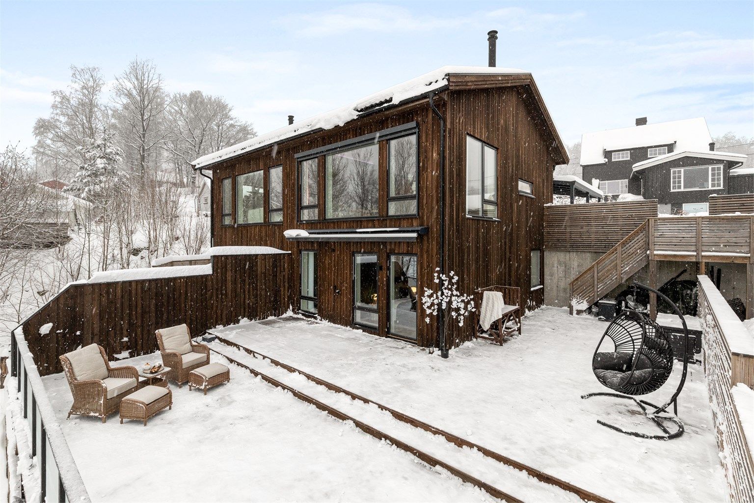 Her får du en innholdsrik bolig med 4 soverom, 2 bad, stue med åpen kjøkkenløsning, medierom, entré gang og teknisk rom.