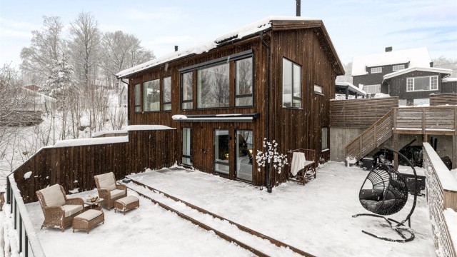 Her får du en innholdsrik bolig med 4 soverom, 2 bad, stue med åpen kjøkkenløsning, medierom, entré gang og teknisk rom.