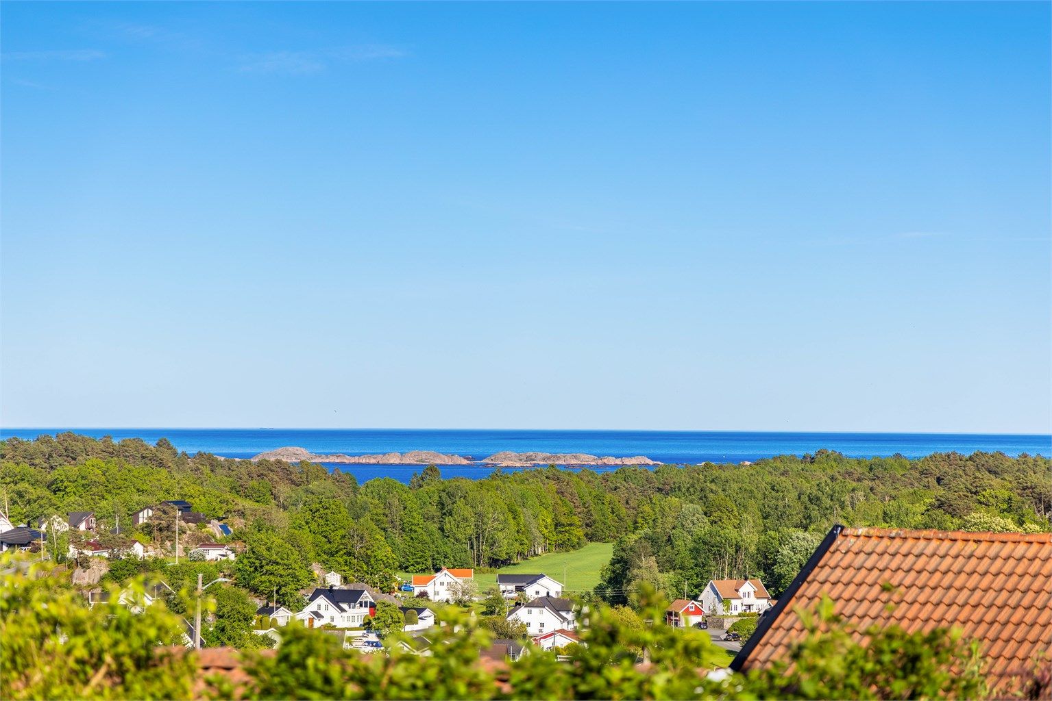 Nydelig blått hav i horisonten.