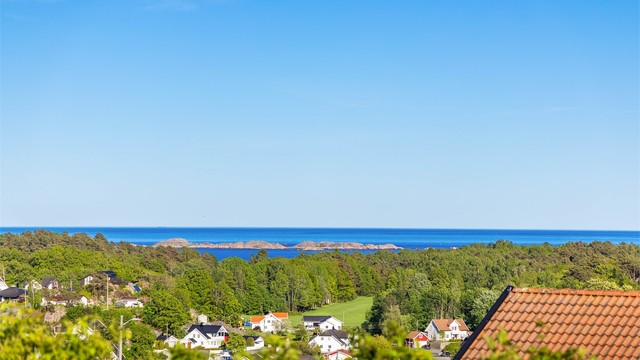 Nydelig blått hav i horisonten.