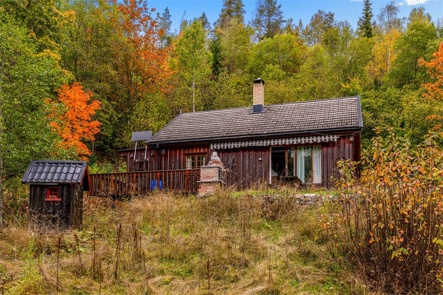 Hytta står på tomtas høyeste plass.