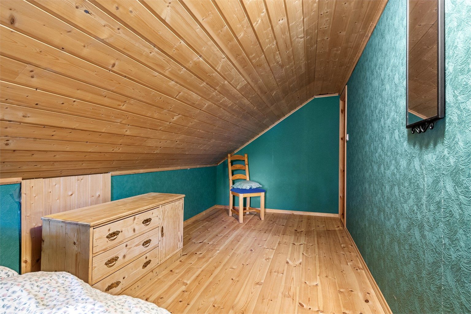 Rommene på loftet har gulvareal, men er ikke målbart som bruksareal grunnet takhøyden.