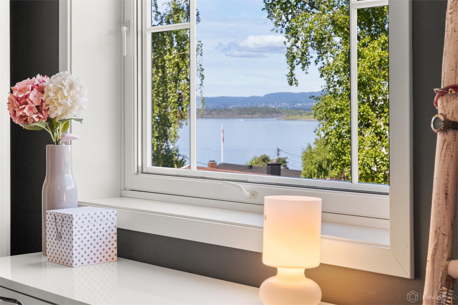 Utsikt mot fjorden fra et av soverommene i andre etasje.