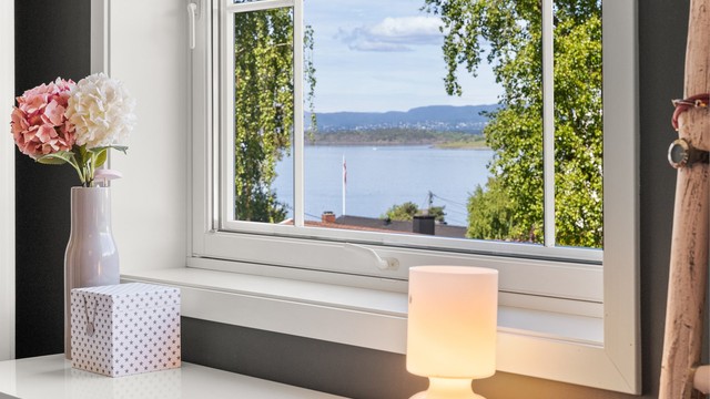 Utsikt mot fjorden fra et av soverommene i andre etasje.