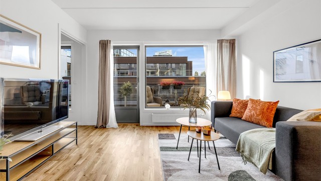 Leiligheten har en god og arealeffektiv planløsning med åpen stue- og kjøkkenløsning, romslig soverom og overbygget balkong på 5 kvm.