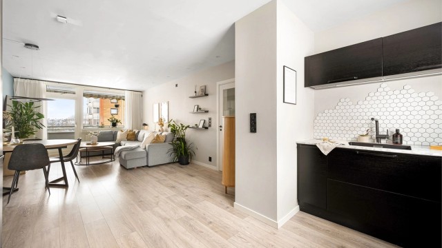 Gjennomgående laminatgulv og downlights i himling gir et helhetlig inntrykk.