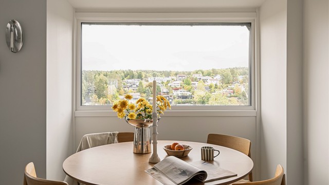 Fra spisestuen har du panoramautsikt over nabolaget.