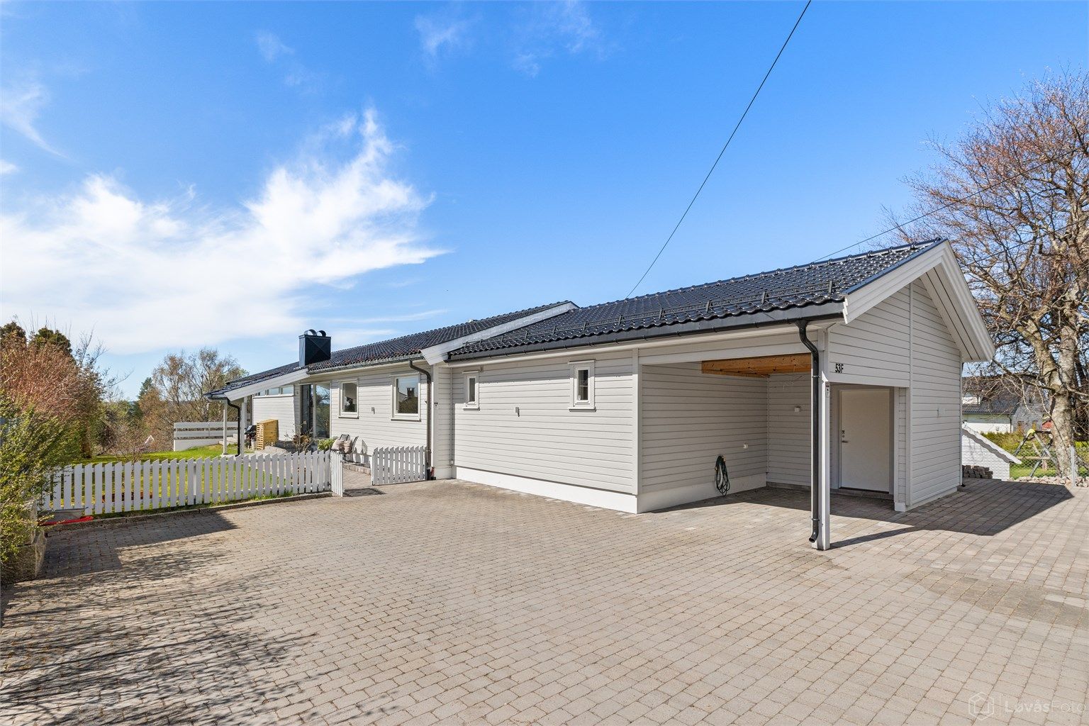 Beliggenheten er ideell for familier, med umiddelbar nærhet til Prinsdal barneskole og Hauketo ungdomsskole.