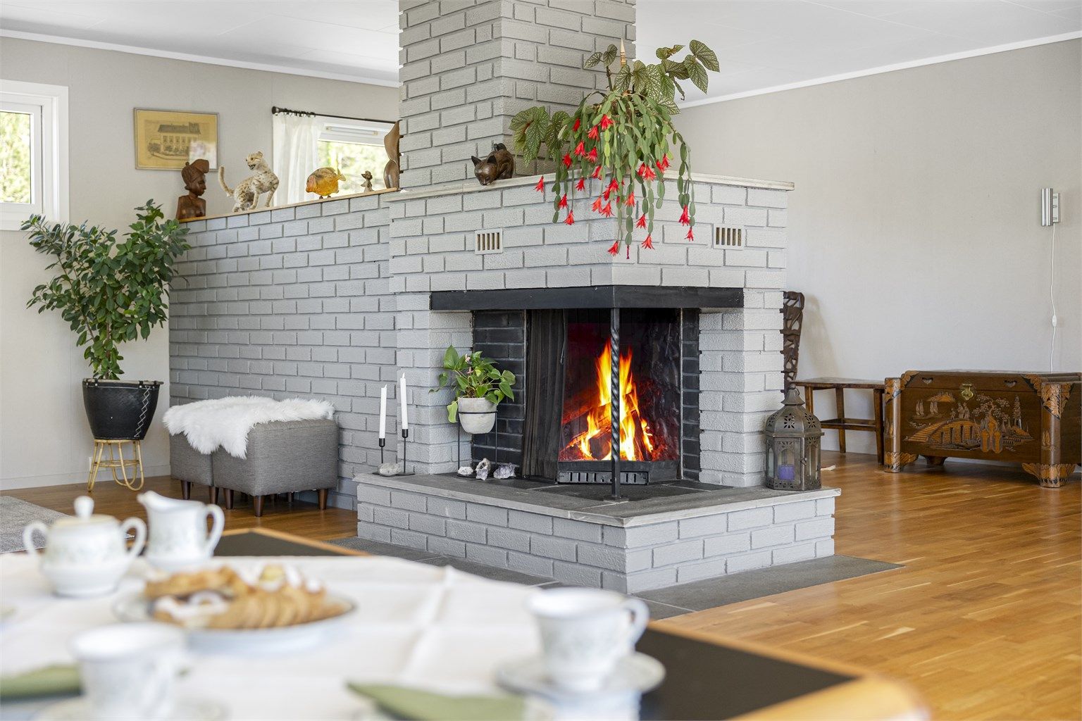 Et av stuens to ildsteder, sentralt plassert for varme og hygge.