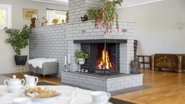 Et av stuens to ildsteder, sentralt plassert for varme og hygge.