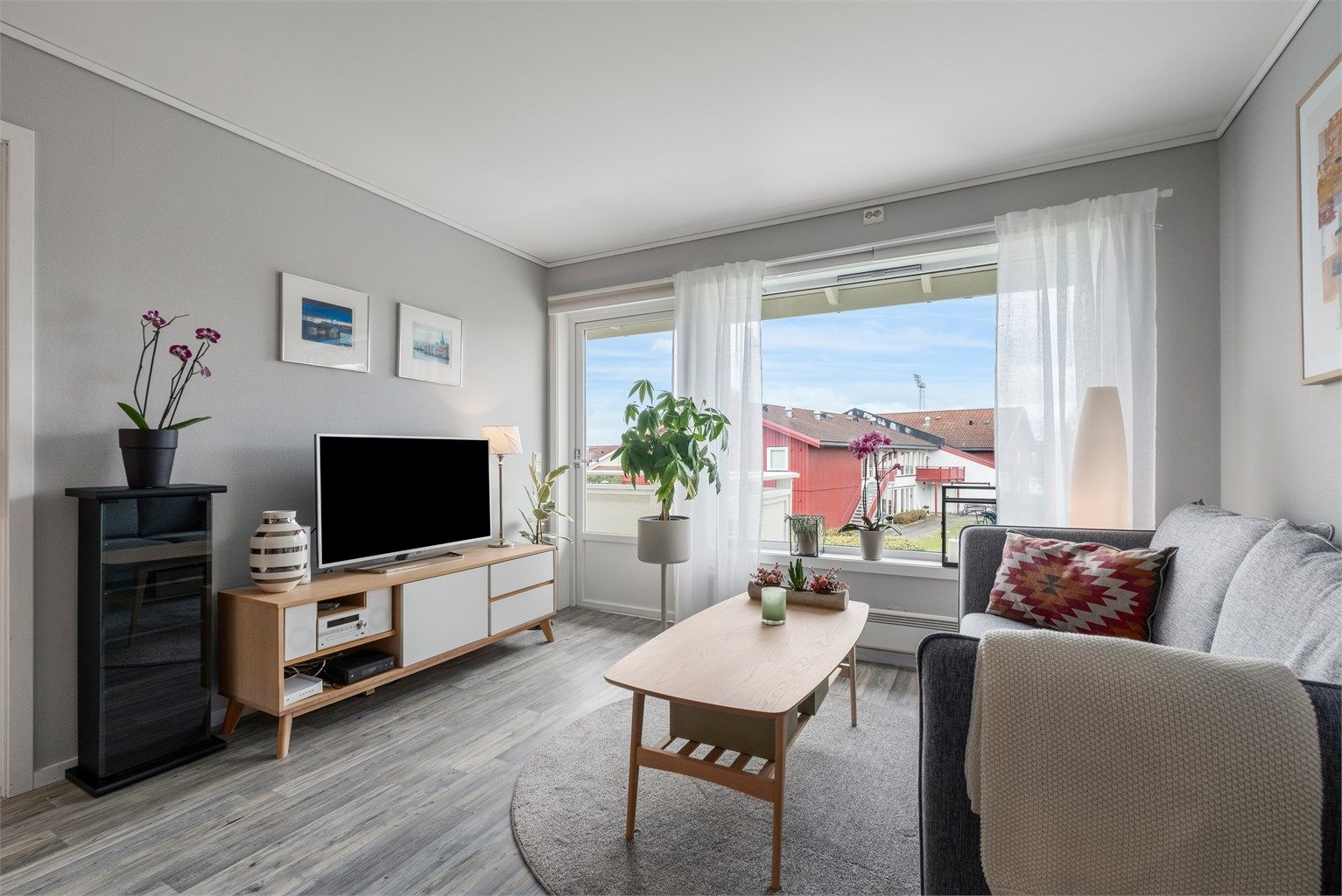 Fra stuen har man direkte utgang til en balkong på 7 kvm med god plass til ønsket utemøblement. 