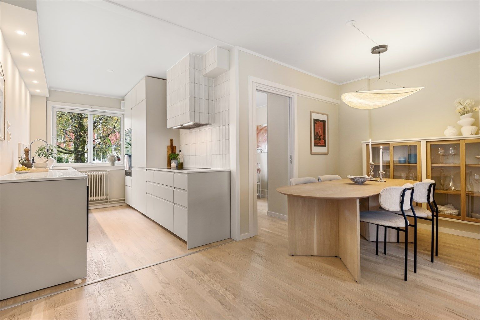 En lys og attraktiv 4-roms selveierleilighet med gjennomgående god standard.