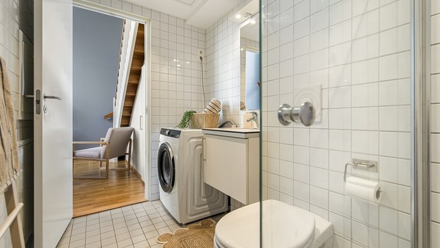 Nye LED-downlights på bad og ny belysning under overskap på kjøkken montert i 2026.
