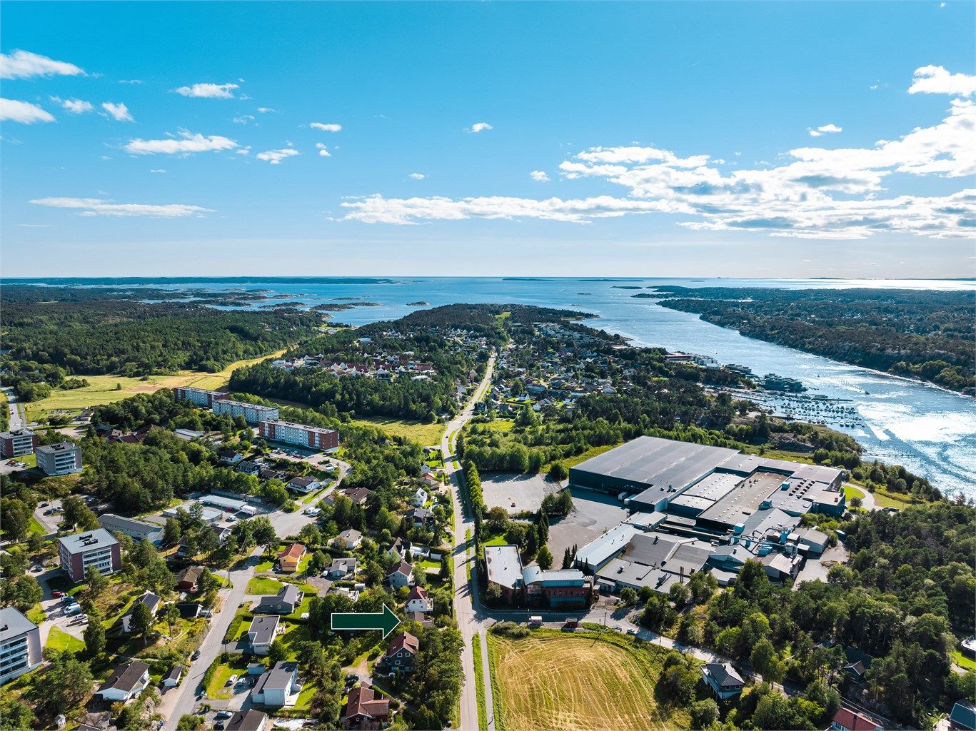 Området er utpreget familievennlig; flere barnehager, barneskole og ungdomsskole er innenfor gangavstand.