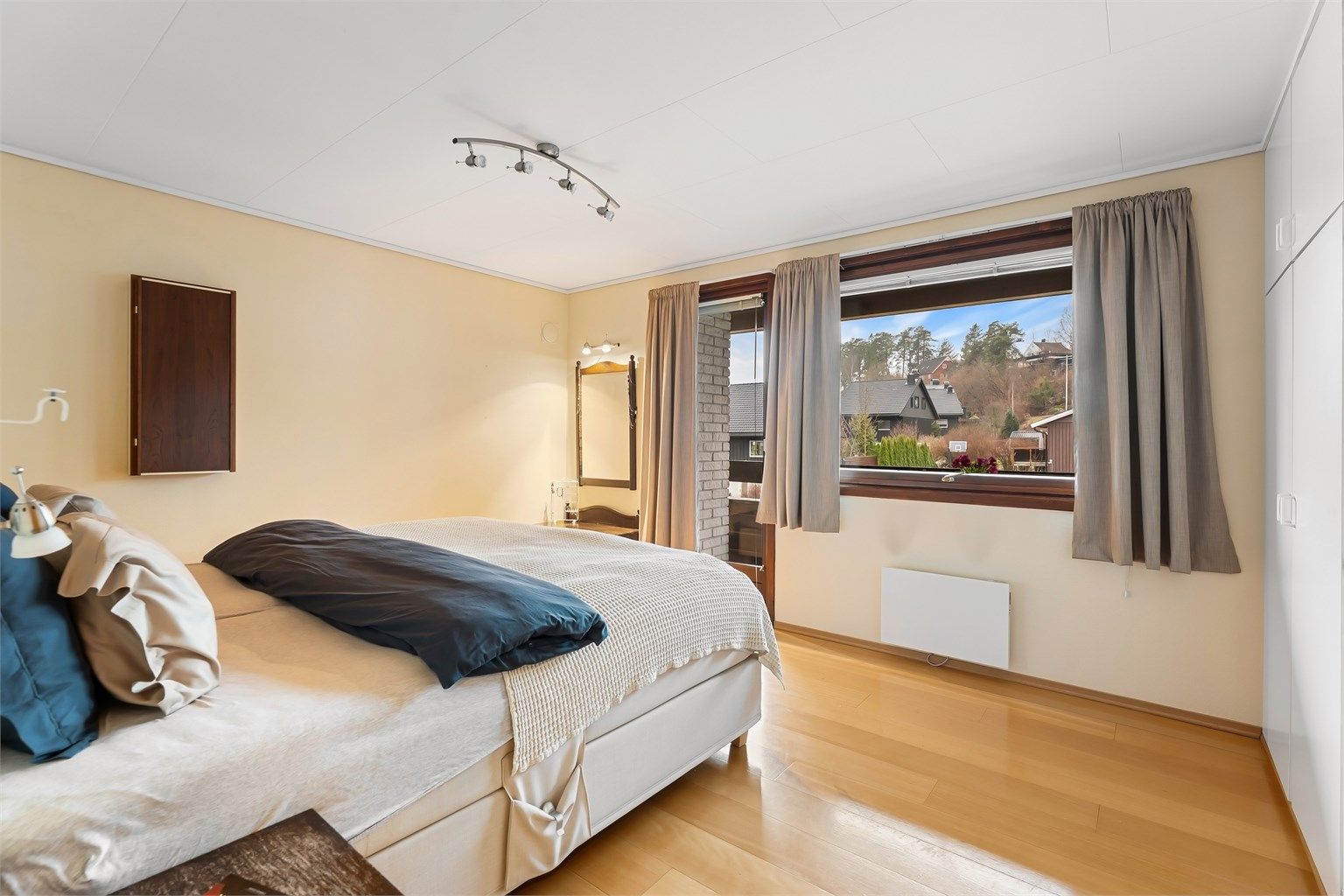 Hovedsoverommet har parkett på gulvet og direkte utgang til egen balkong.