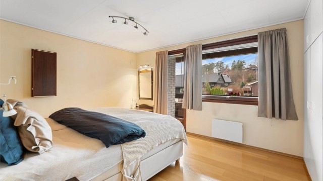 Hovedsoverommet har parkett på gulvet og direkte utgang til egen balkong.