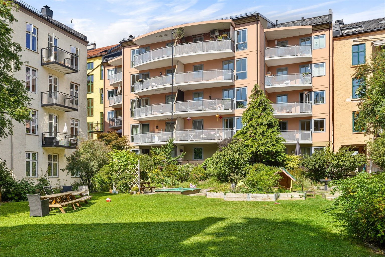 Leiligheten er beliggende i byggets andre etasje, og tilknyttet Sameiet Rathkes gate 3 og 6.