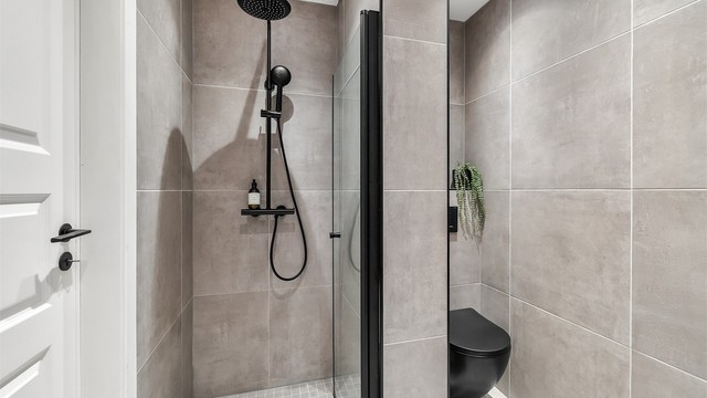 Badet ble oppgradert i 2023 med flis på flis, ny servant, ny dusj og nytt toalett