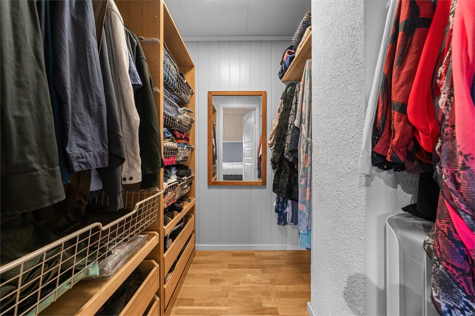 Omkledningsrommet er innredet med en fleksibel garderobeløsning.