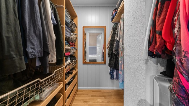 Omkledningsrommet er innredet med en fleksibel garderobeløsning.