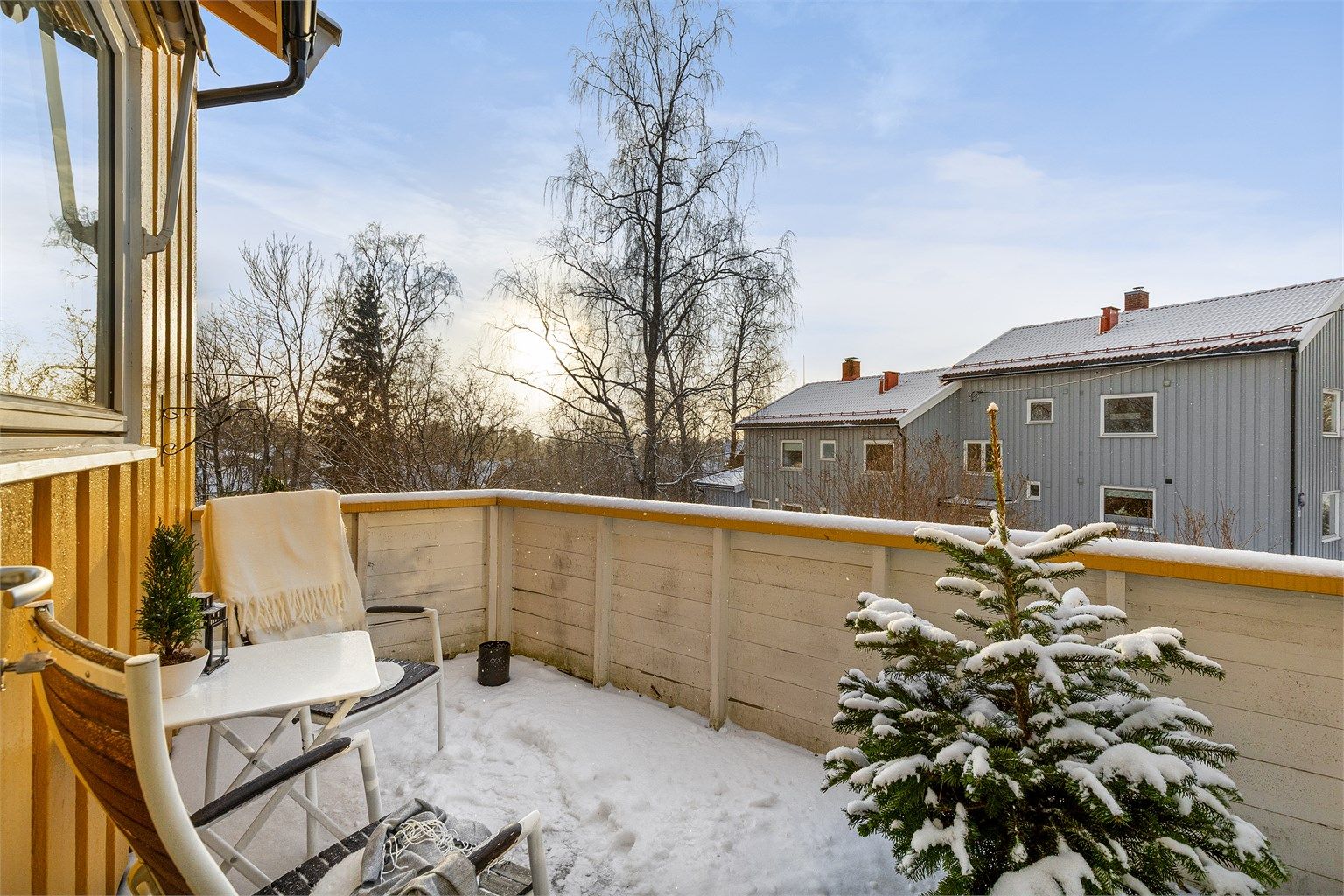 Balkongen har gode lysforhold fra formiddag til kveld, med sol fra ca. kl. 11 til 19.