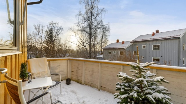 Balkongen har gode lysforhold fra formiddag til kveld, med sol fra ca. kl. 11 til 19.