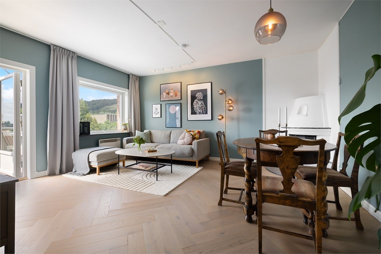 Hyggelig og lun stue med store vindusflater som bidrar til masser av lysinnslipp, samtidig som de bringer den herlige og grønne utsikten inn