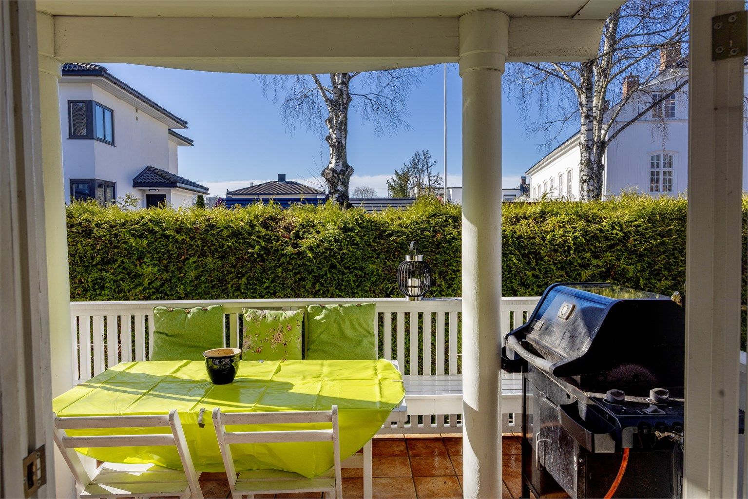 Til verandaen er det utgang rett fra kjøkkenet.