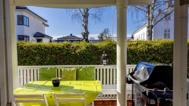 Til verandaen er det utgang rett fra kjøkkenet.